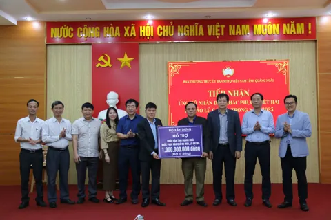 Bộ Xây dựng trao 1 tỷ đồng hỗ trợ người dân Quảng Ngãi khắc phục hậu quả thiên tai