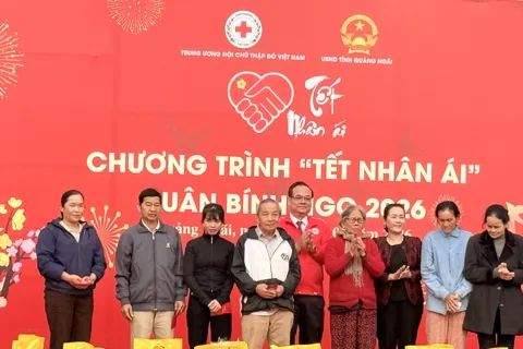 Quảng Ngãi: trao 1.000 suất quà “Tết Nhân ái” cho người dân vùng lũ