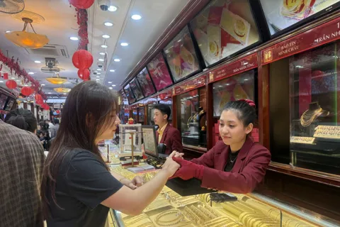 Thị trường vàng trước ngày Thần Tài 2026: Sức mua tăng, sản phẩm nhỏ “lên ngôi”
