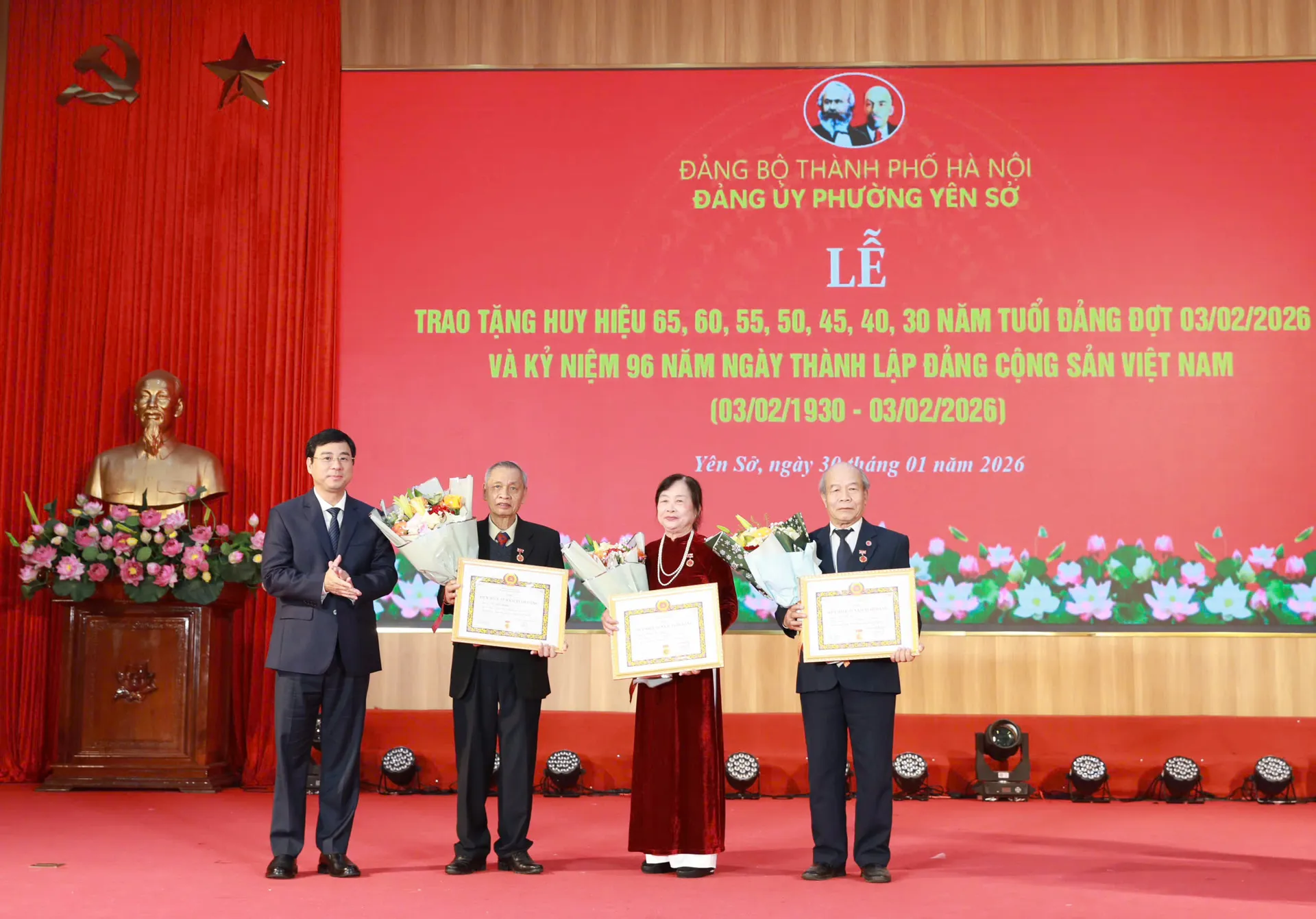 Đảng ủy phường Yên Sở trao Huy hiệu Đảng đợt 3/2: Tôn vinh những tấm gương kiên trung với Đảng