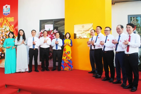 Gắn biển kỷ niệm 80 năm Quốc khánh 2/9 công trình trường THPT Lý Thường Kiệt