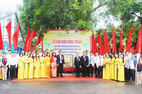 Phường Việt Hưng- gắn biển công trình chào mừng thành công Đại hội Đảng bộ thành phố Hà Nội