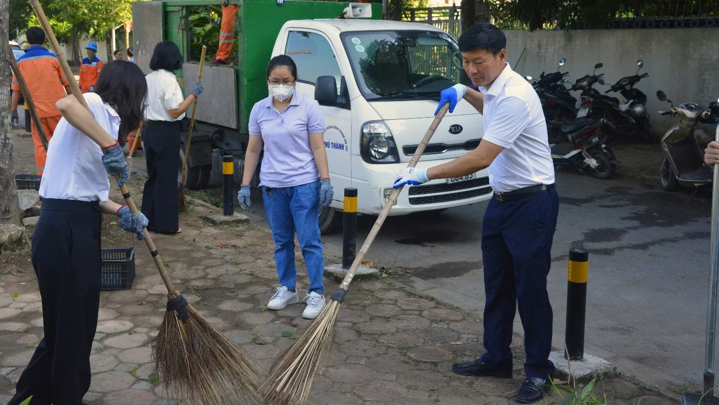 Phường Phúc Lợi ra quân thực hiện văn minh đô thị, vệ sinh môi trường