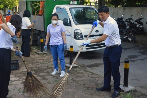 Phường Phúc Lợi ra quân thực hiện văn minh đô thị, vệ sinh môi trường
