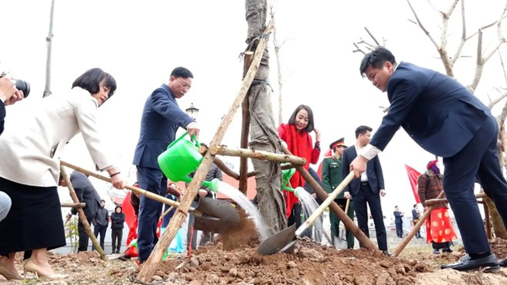 Quận Long Biên hưởng ứng "Tết trồng cây đời đời nhớ ơn Bác Hồ” Xuân Ất Tỵ
