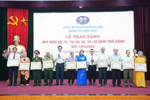 Quận Long Biên tổ chức lễ trao Huy hiệu Đảng tặng 464 đảng viên đợt 19/5
