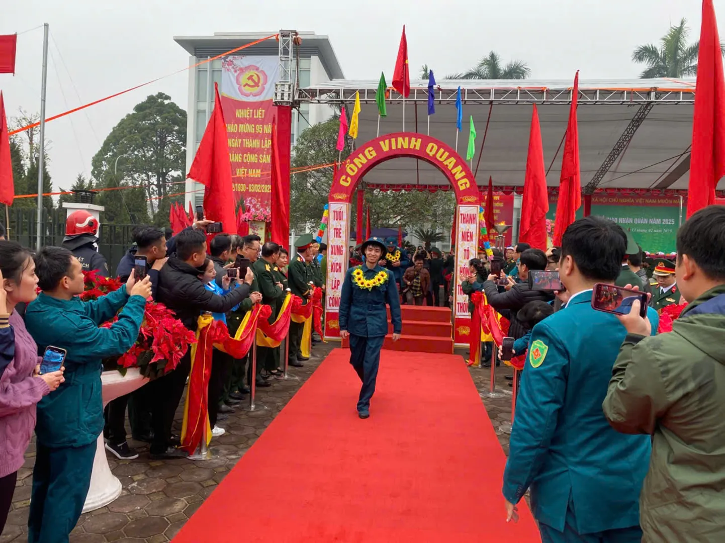 100 thanh niên quận Long Biên lên đường nhập ngũ
