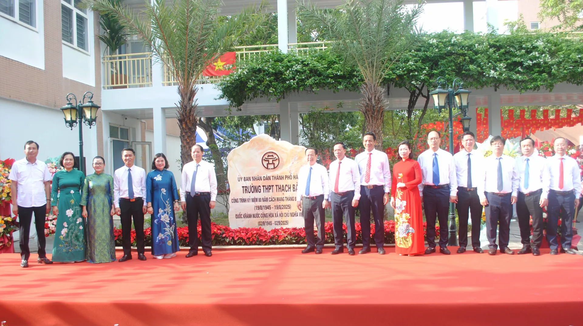 Trường THPT Thạch Bàn (phường Long Biên) sau cải tạo, nâng cấp được gắn biển công trình cấp Thành phố kỷ niệm 80 năm Quốc khánh
