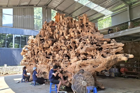 Tôn vinh giá trị gỗ lũa trai vàng trong tác phẩm Non bộ “Cội nguồn"
