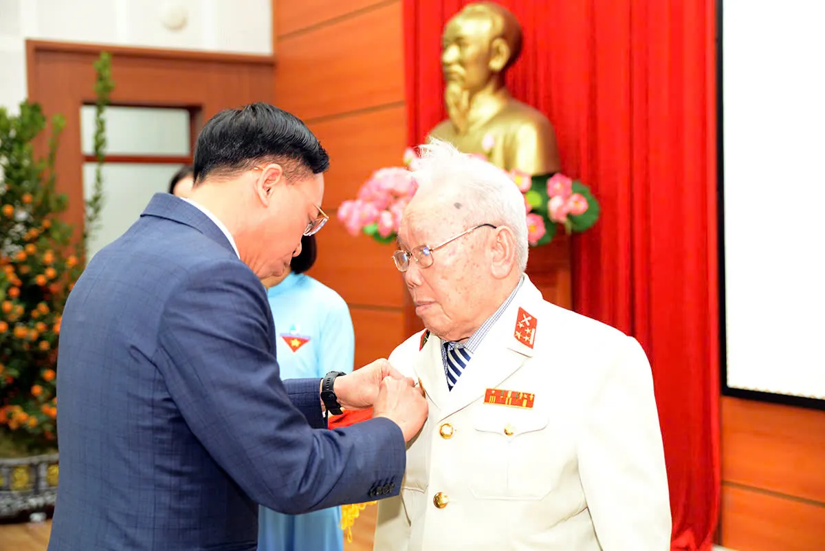 Trang trọng Lễ trao tặng Huy hiệu Đảng đợt 3/2 tại phường Long Biên