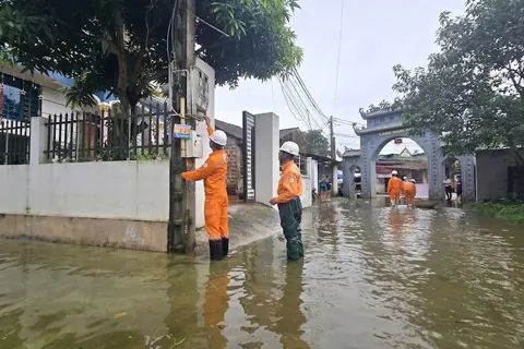 Cấp điện trở lại cho hơn 5,5 nghìn khách hàng bị ảnh hưởng hoàn lưu bão số 11