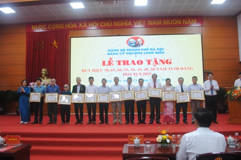 73 đảng viên phường Long Biên vinh dự nhận Huy hiệu đợt 2/9
