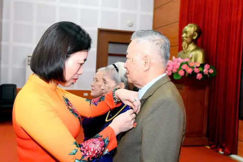 Đảng bộ phường Long Biên trao Huy hiệu Đảng tặng 50 đảng viên lão thành