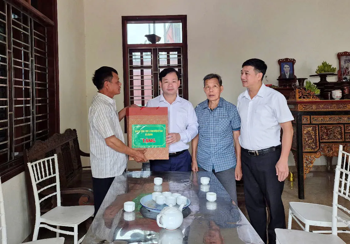 Xã Liên Minh: thăm, tặng quà người có công, gia đình chính sách tiêu biểu
