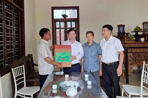 Xã Liên Minh: thăm, tặng quà người có công, gia đình chính sách tiêu biểu