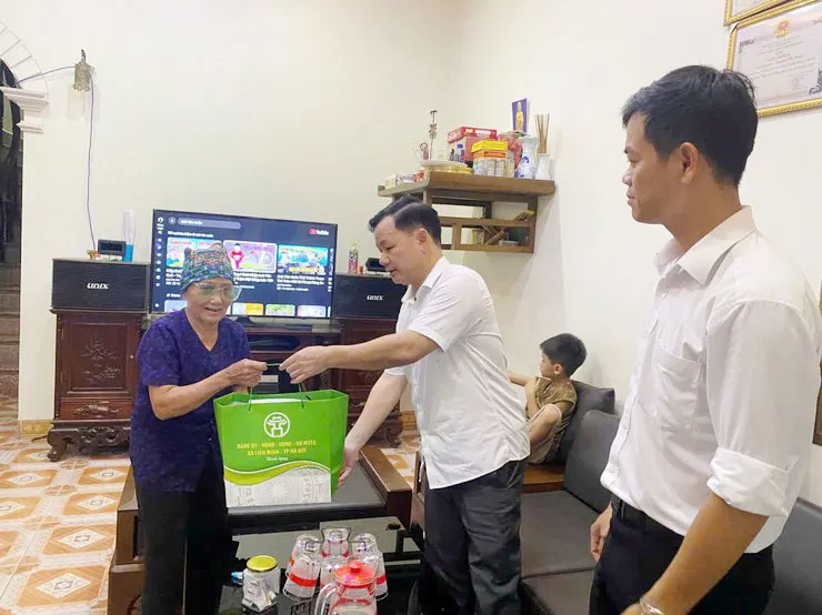 Xã Liên Minh thăm, tặng quà các gia đình chính sách nhân kỷ niệm 80 năm Quốc khánh