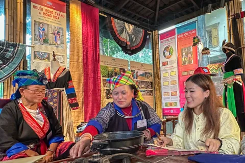 Rực rỡ sắc màu tại Ngày hội văn hóa Mông 2025