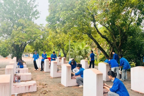 Tuổi trẻ xã Liên Minh tiếp nối hành trình tri ân các anh hùng liệt sĩ