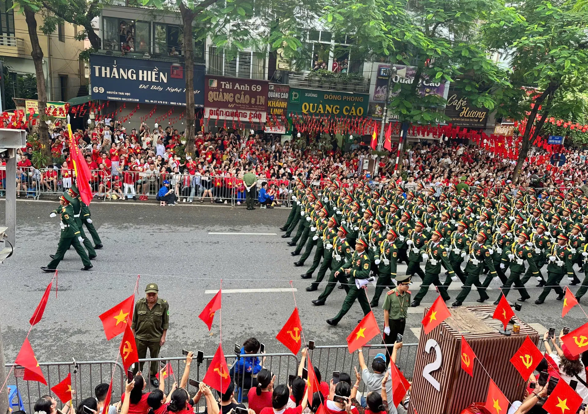 Hùng tráng đoàn quân đi giữa lòng dân