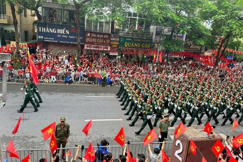 Hùng tráng đoàn quân đi giữa lòng dân