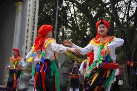 Người trẻ trong dòng chảy của điệu múa “con đĩ đánh bồng”
