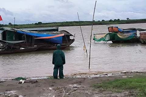 Xã Ô Diên: vận động 9 hộ dân ven sông Hồng đến nơi trú tránh an toàn