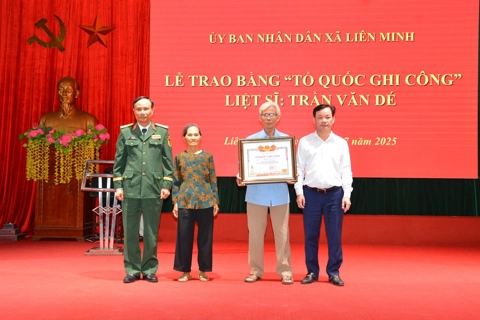 Xã Liên Minh trao Bằng “Tổ quốc ghi công” cho gia đình liệt sĩ Trần Văn Dé