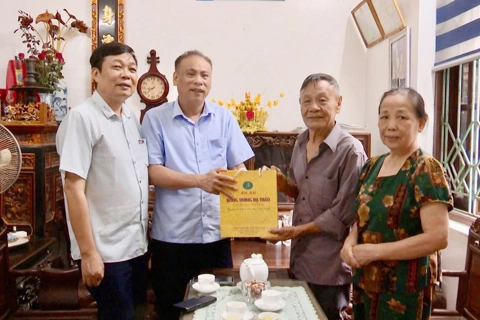Lãnh đạo xã Đan Phượng thăm, tặng quà người có công, gia đình chính sách