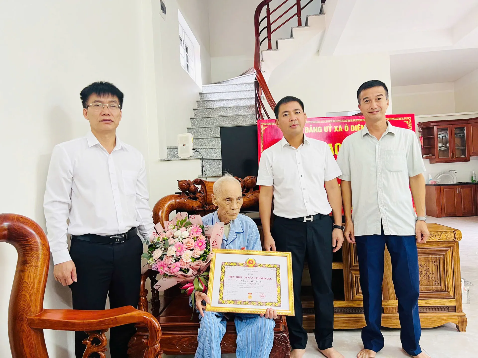 Xã Ô Diên trao Huy hiệu 70 năm tuổi Đảng tặng đảng viên Nguyễn Khắc Thuật
