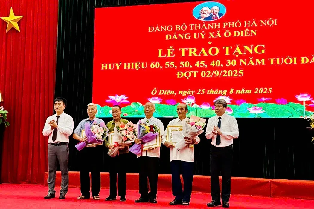 Xã Ô Diên trao Huy hiệu Đảng tặng 60 đảng viên đợt 2/9
