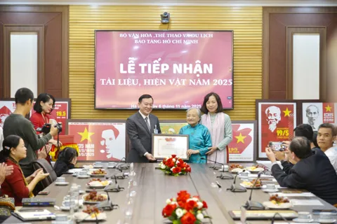 Bảo tàng Hồ Chí Minh tiếp nhận nhiều tài liệu, hiện vật quý về Bác Hồ