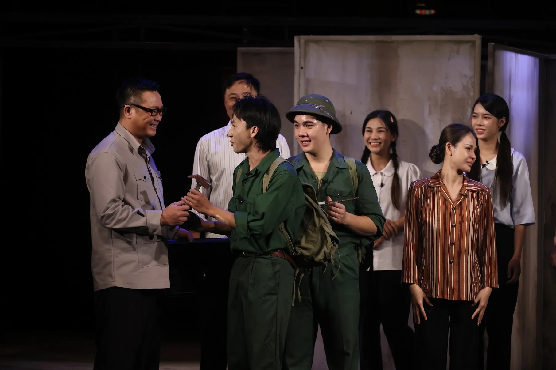 Sân khấu rộn ràng vở diễn mừng Xuân mới