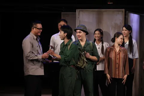 Sân khấu rộn ràng vở diễn mừng Xuân mới