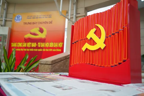 Giới thiệu hơn 300 tài liệu tại trưng bày “Đảng cộng sản Việt Nam – từ Đại hội đến Đại hội”