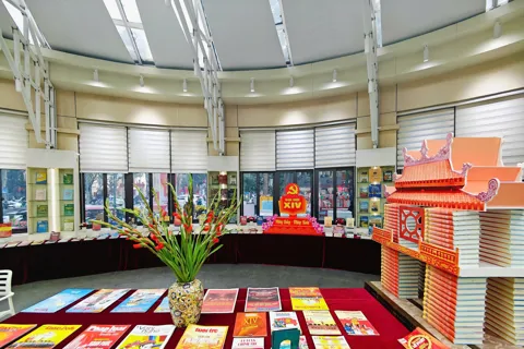 Trưng bày sách, báo với chủ đề “Mừng Đảng quang vinh – Mừng Xuân đất nước”