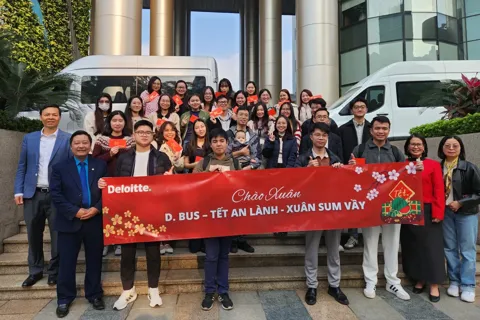 Công đoàn phường Láng tổ chức "Chuyến xe yêu thương" đưa đoàn viên về quê đón Tết