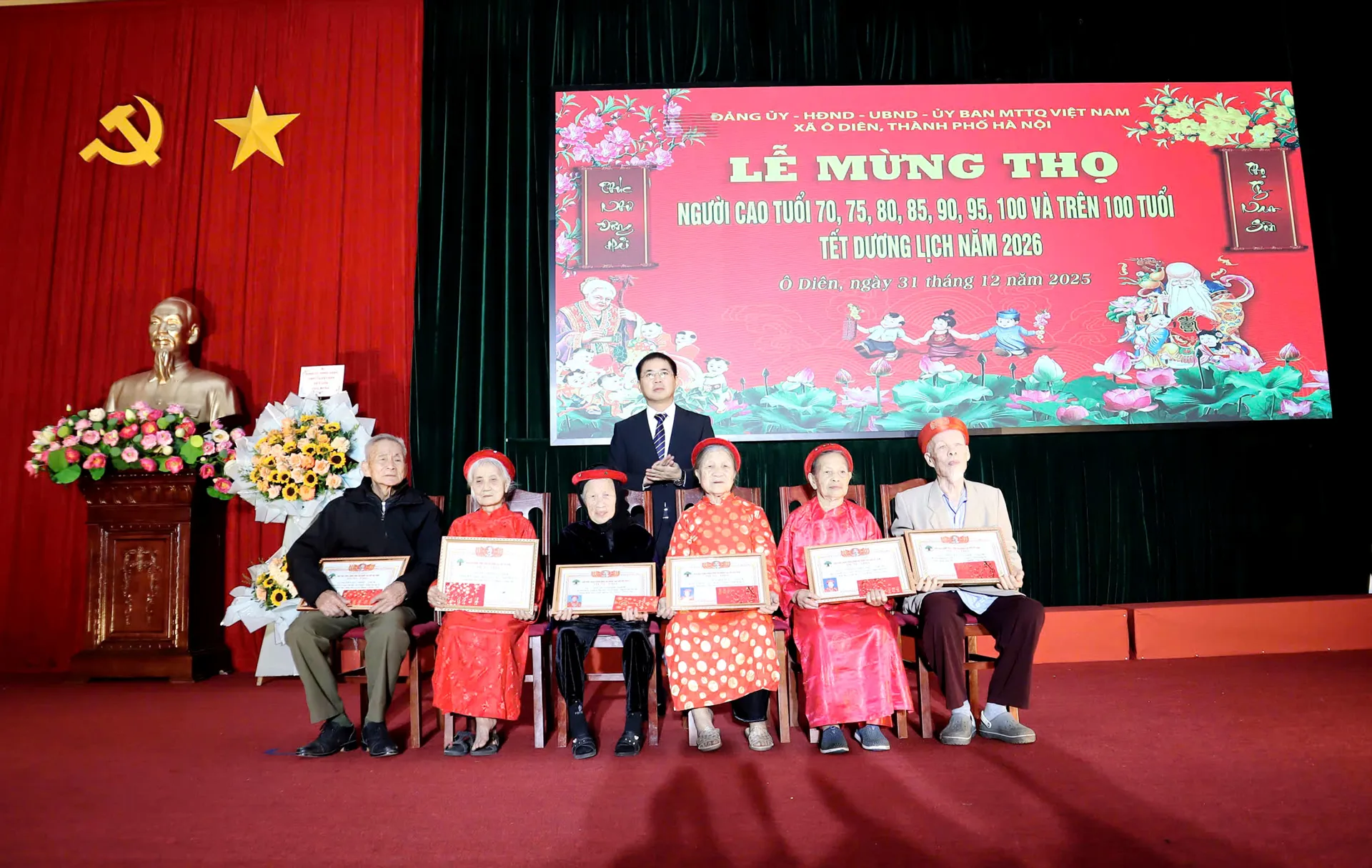 Xã Ô Diên tổ chức tặng quà mừng thọ cho 1.505 người cao tuổi
