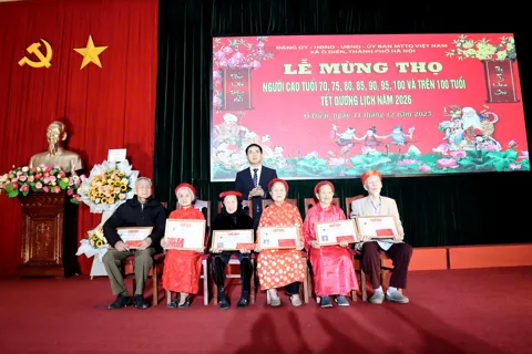 Xã Ô Diên tổ chức tặng quà mừng thọ cho 1.505 người cao tuổi
