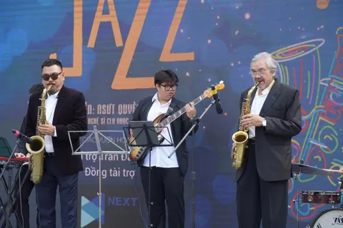 Du khách thích thú thưởng thức “Âm nhạc cuối tuần” - điểm hẹn văn hóa bên Hồ Gươm