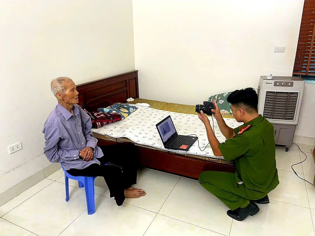 Công an xã Liên Minh tận tâm hỗ trợ cấp, đổi Thẻ đảng viên