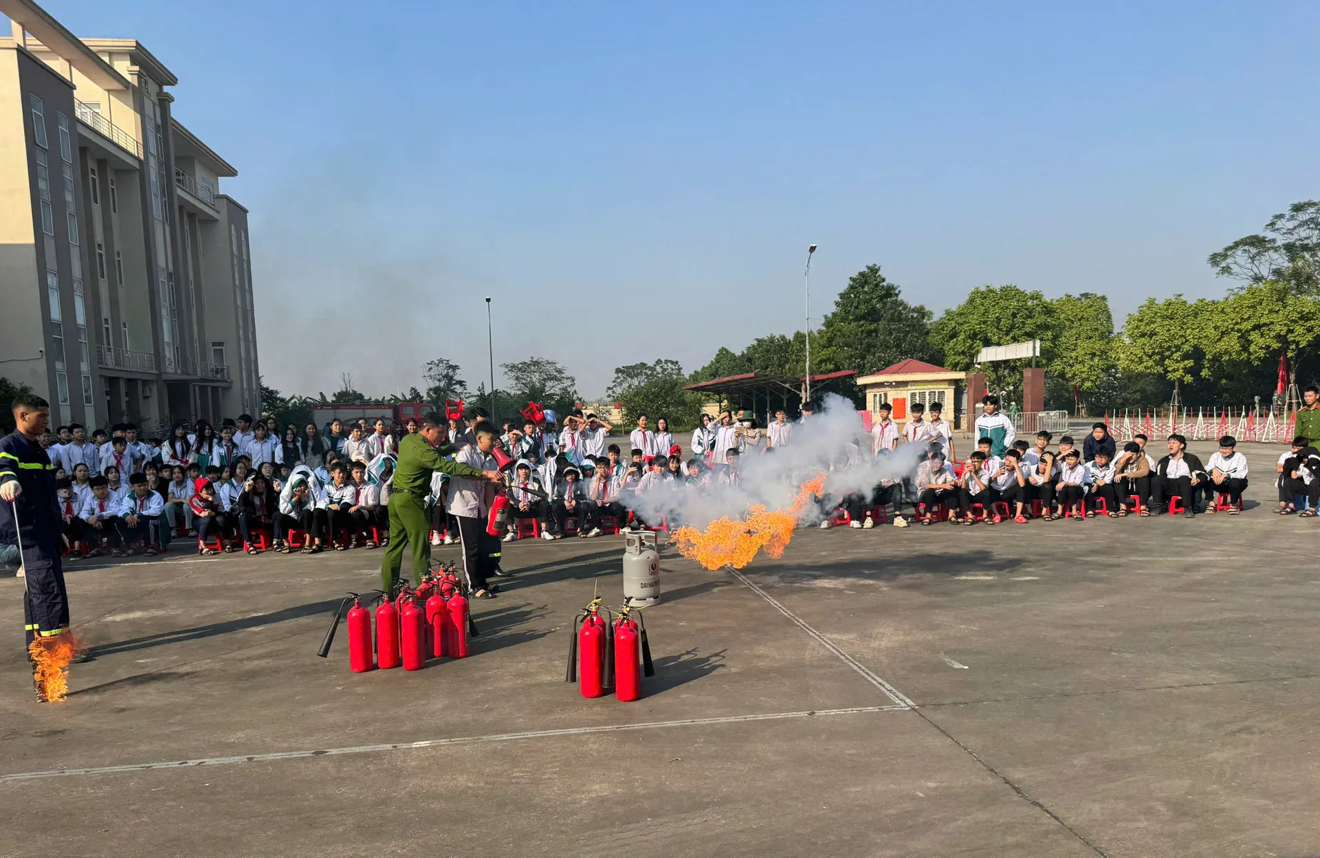 Hơn 400 học sinh xã Ô Diên hào hứng trải nghiệm làm lính cứu hỏa