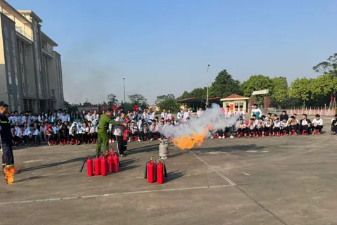 Hơn 400 học sinh xã Ô Diên hào hứng trải nghiệm làm lính cứu hỏa