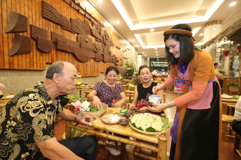 Chương trình “Ơn nghĩa sinh thành 2025”: đại biểu, khán giả hào hứng trải nghiệm “Không gian trở về bên mẹ”