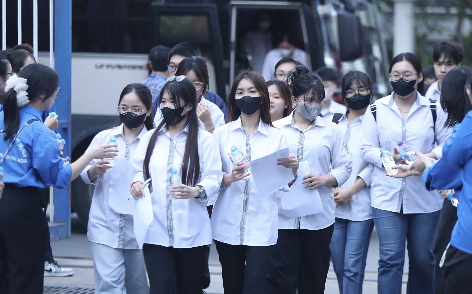 Những hình ảnh ấn tượng trong buổi thi đầu tiên kỳ thi tốt nghiệp THPT 2025