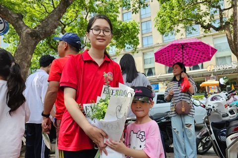 Hoàn thành môn thi cuối cùng vào lớp 10, sĩ tử được người nhà tặng hoa chúc mừng
