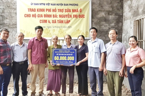 Huyện Đan Phượng: 3 hộ gia đình có hoàn cảnh khó khăn được hỗ trợ kinh phí xây, sửa nhà
