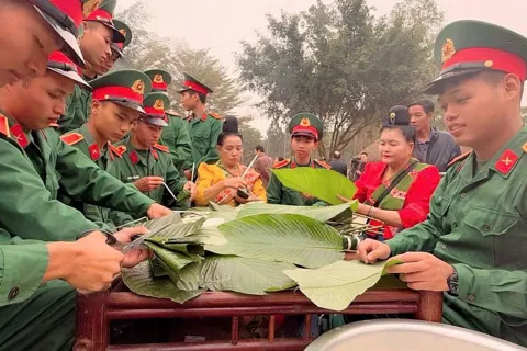Trao hơn 600 suất quà tại chương trình "Bánh chưng xanh - Tết vì người nghèo" năm 2026