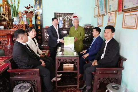 Lãnh đạo xã Liên Minh thăm, tặng quà Tết các gia đình chính sách