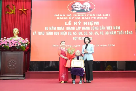 Chủ tịch HĐND Thành phố Phùng Thị Hồng Hà trao Huy hiệu Đảng tại xã Đan Phượng