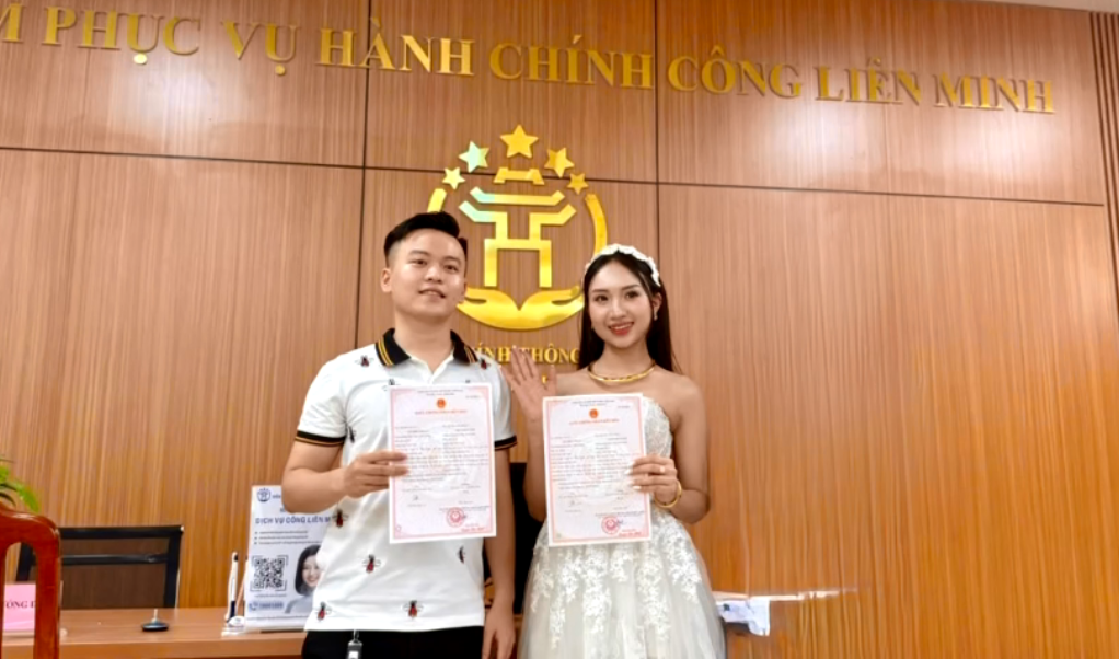 Niềm hạnh phúc của cặp đôi đầu tiên đăng ký kết hôn tại Điểm phục vụ hành chính công xã Liên Minh